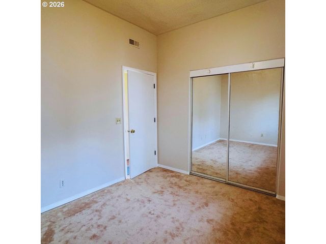 10406 Ne FARGO St, Portland, OR 97220