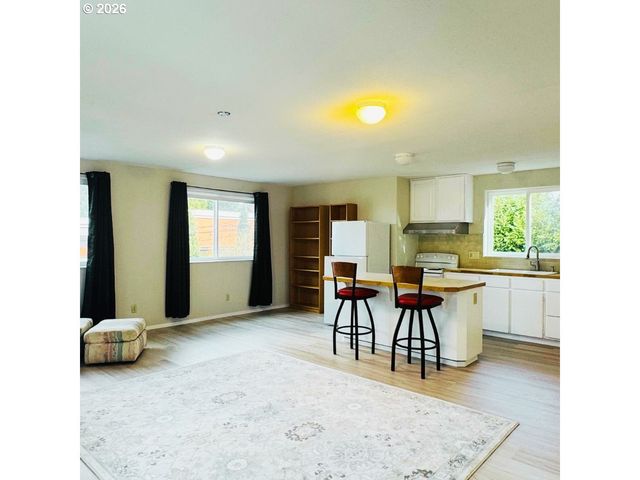 10406 Ne FARGO St, Portland, OR 97220