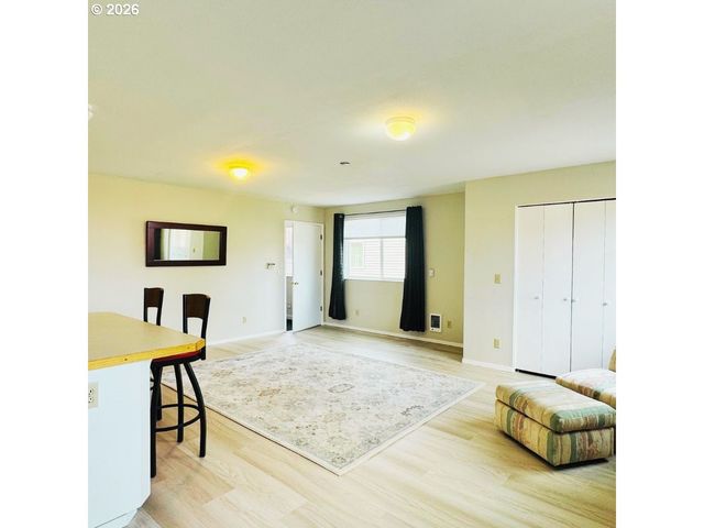 10406 Ne FARGO St, Portland, OR 97220