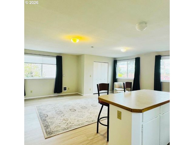 10406 Ne FARGO St, Portland, OR 97220