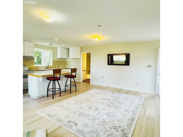 10406 Ne FARGO St, Portland, OR 97220