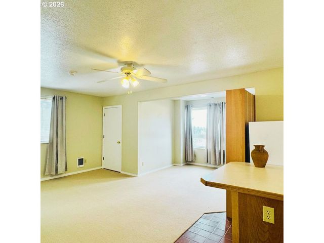 10406 Ne FARGO St, Portland, OR 97220