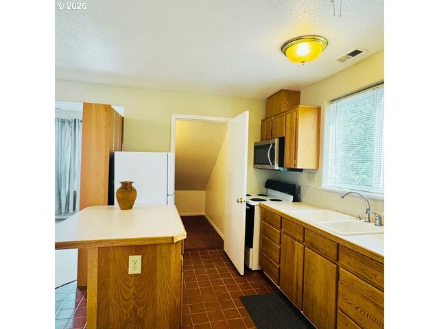 10406 Ne FARGO St, Portland, OR 97220