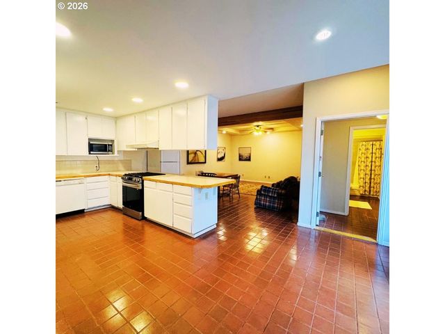 10406 Ne FARGO St, Portland, OR 97220