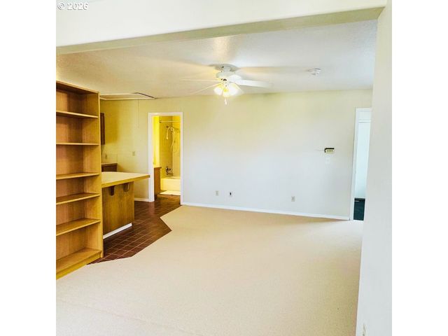 10406 Ne FARGO St, Portland, OR 97220