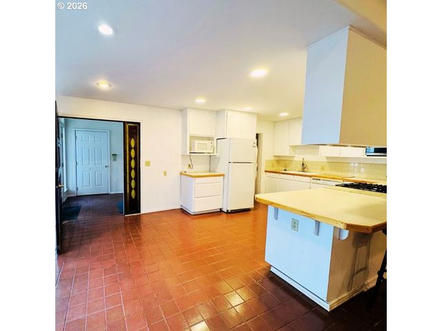 10406 Ne FARGO St, Portland, OR 97220