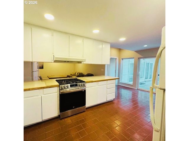 10406 Ne FARGO St, Portland, OR 97220