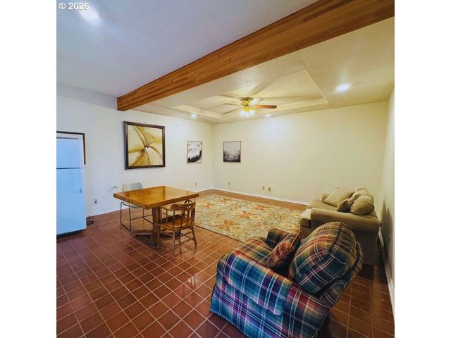 10406 Ne FARGO St, Portland, OR 97220