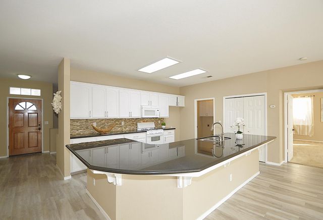 1133 Cousins Court, Lemoore, CA 93245