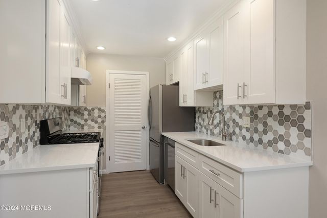 2 Elizabeth Court, Tinton Falls, NJ 07724