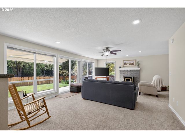 11824 Se SUNNYCREEK Ln, Clackamas, OR 97015