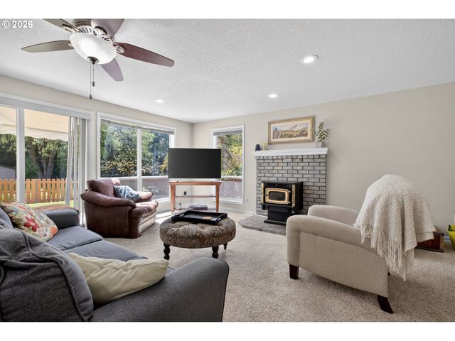 11824 Se SUNNYCREEK Ln, Clackamas, OR 97015