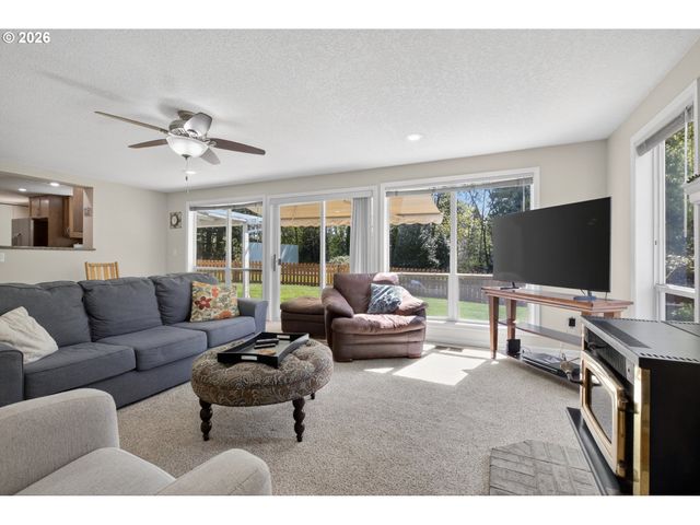 11824 Se SUNNYCREEK Ln, Clackamas, OR 97015