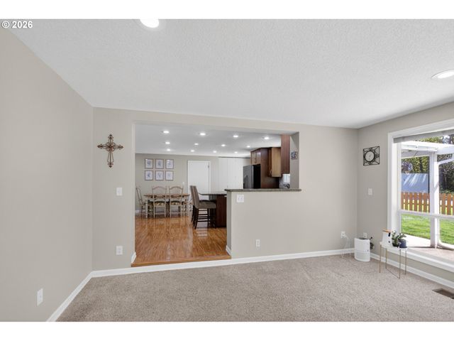 11824 Se SUNNYCREEK Ln, Clackamas, OR 97015