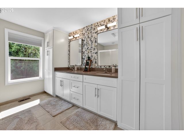 11824 Se SUNNYCREEK Ln, Clackamas, OR 97015