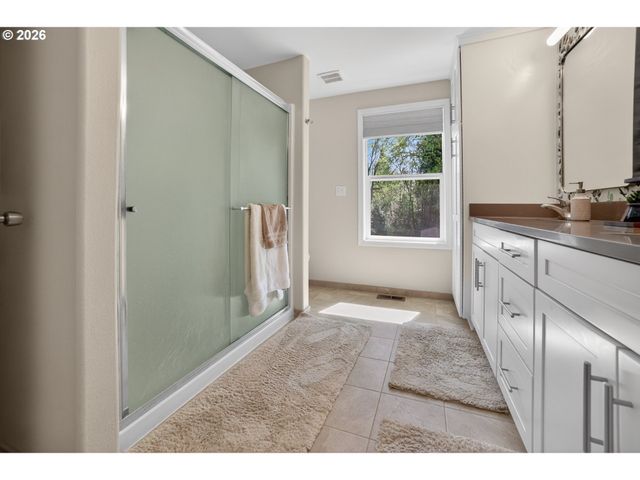 11824 Se SUNNYCREEK Ln, Clackamas, OR 97015