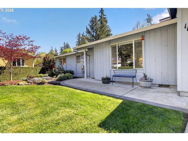 11824 Se SUNNYCREEK Ln, Clackamas, OR 97015