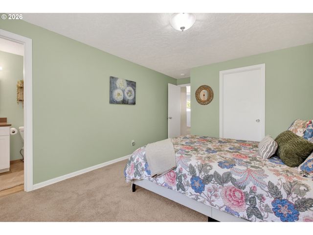 11824 Se SUNNYCREEK Ln, Clackamas, OR 97015