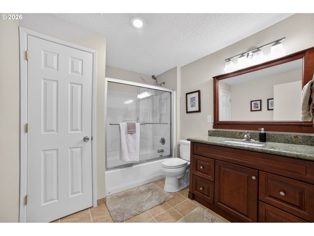 11824 Se SUNNYCREEK Ln, Clackamas, OR 97015