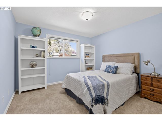 11824 Se SUNNYCREEK Ln, Clackamas, OR 97015