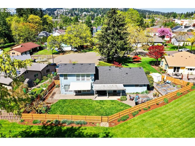 11824 Se SUNNYCREEK Ln, Clackamas, OR 97015