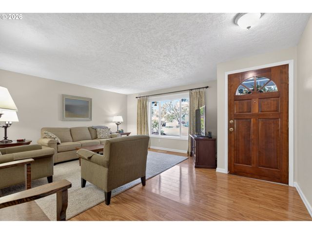 11824 Se SUNNYCREEK Ln, Clackamas, OR 97015