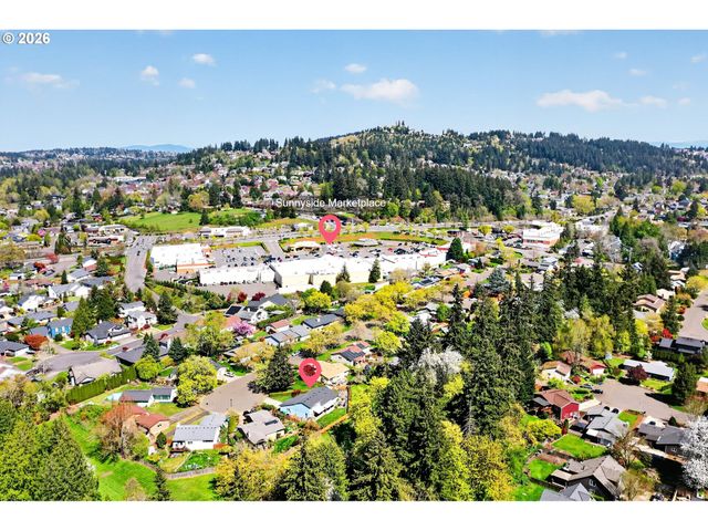 11824 Se SUNNYCREEK Ln, Clackamas, OR 97015