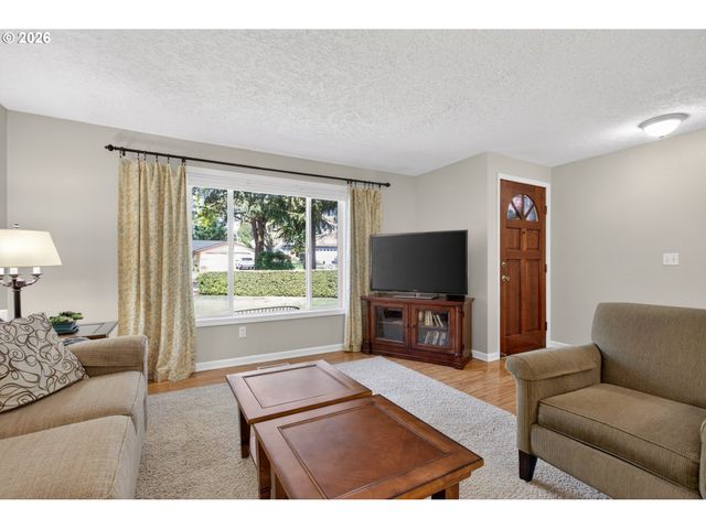 11824 Se SUNNYCREEK Ln, Clackamas, OR 97015