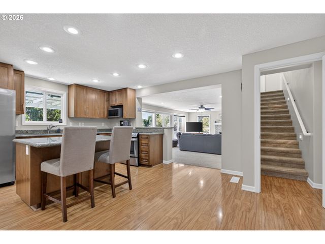 11824 Se SUNNYCREEK Ln, Clackamas, OR 97015