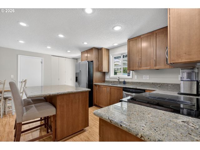 11824 Se SUNNYCREEK Ln, Clackamas, OR 97015