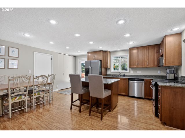 11824 Se SUNNYCREEK Ln, Clackamas, OR 97015