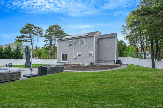 86 Country Road, Medford, NY 11763