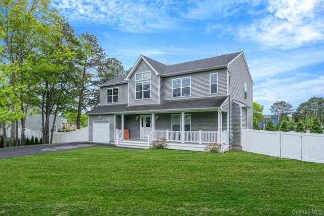 86 Country Road, Medford, NY 11763