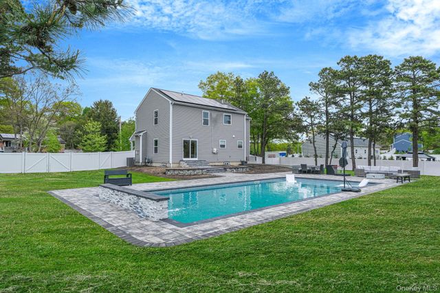 86 Country Road, Medford, NY 11763