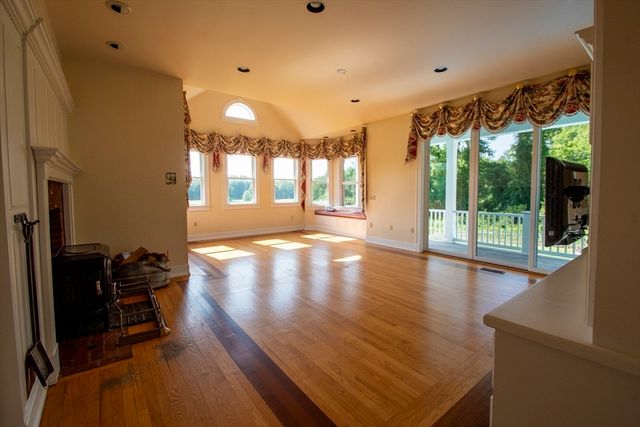 365 Middle St, Amherst, MA 01002