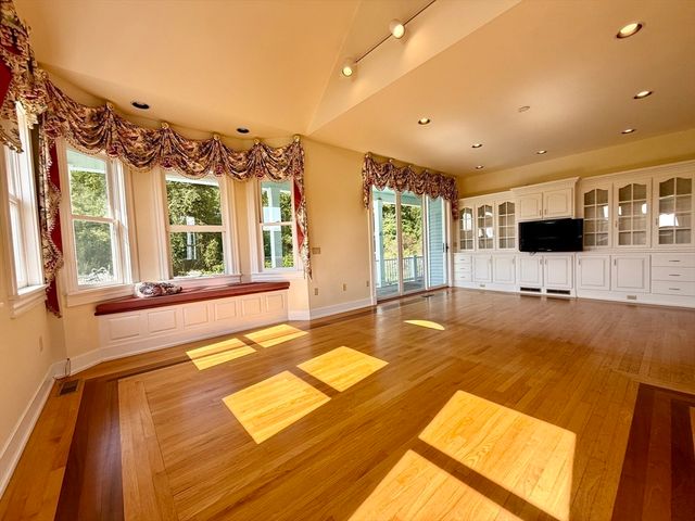 365 Middle St, Amherst, MA 01002