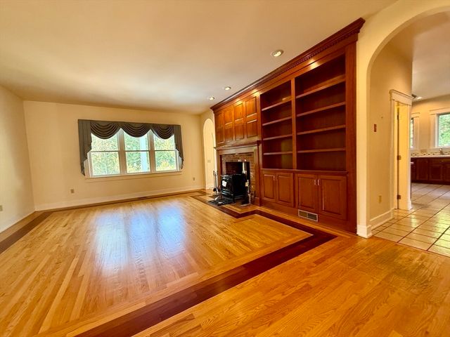 365 Middle St, Amherst, MA 01002