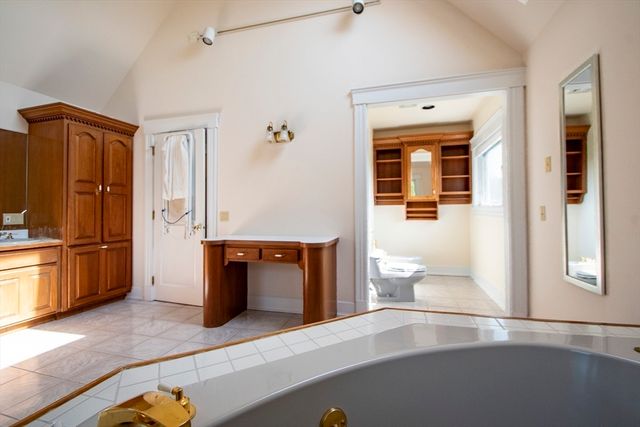 365 Middle St, Amherst, MA 01002