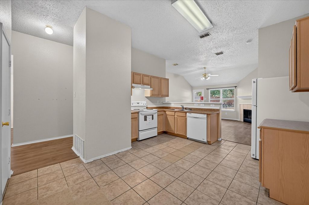 844 Canyon Cove Drive, Burleson, TX 76028 — photo 4