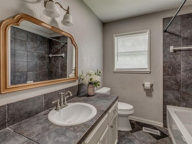 300 N Fretz Avenue, Edmond, OK 73003