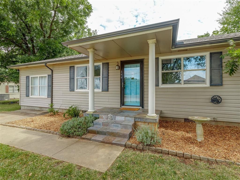 300 N Fretz Avenue, Edmond, OK 73003