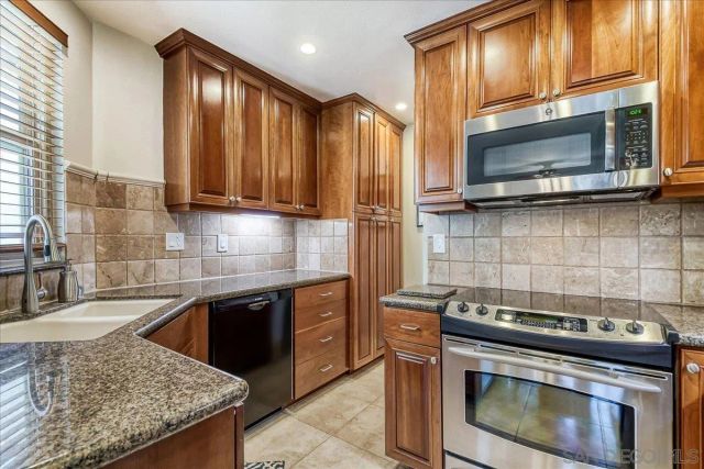 1262 River Glen Row 19, San Diego, CA 92111