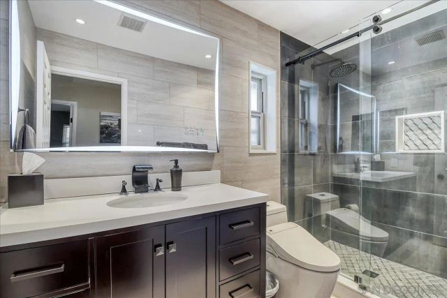 1262 River Glen Row 19, San Diego, CA 92111