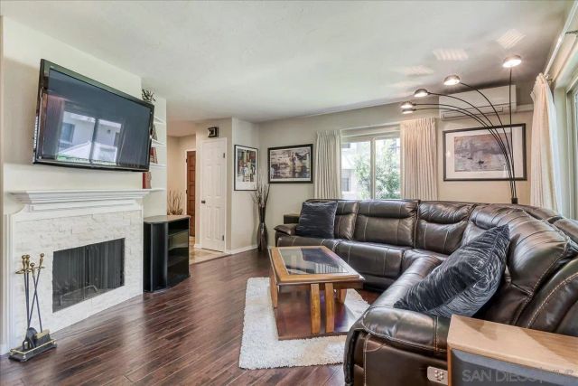 1262 River Glen Row 19, San Diego, CA 92111