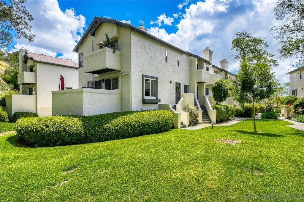 1262 River Glen Row 19, San Diego, CA 92111