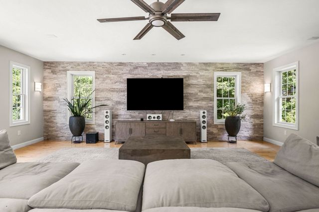 9 Grandview Rd, North Reading, MA 01864