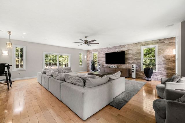 9 Grandview Rd, North Reading, MA 01864