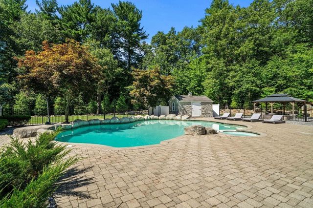 9 Grandview Rd, North Reading, MA 01864