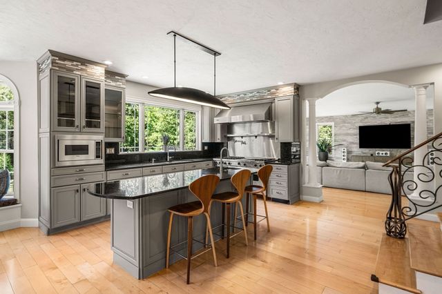 9 Grandview Rd, North Reading, MA 01864