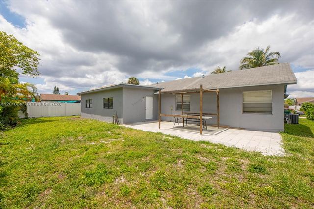 7454 NW 48th Pl, Lauderhill, FL 33319